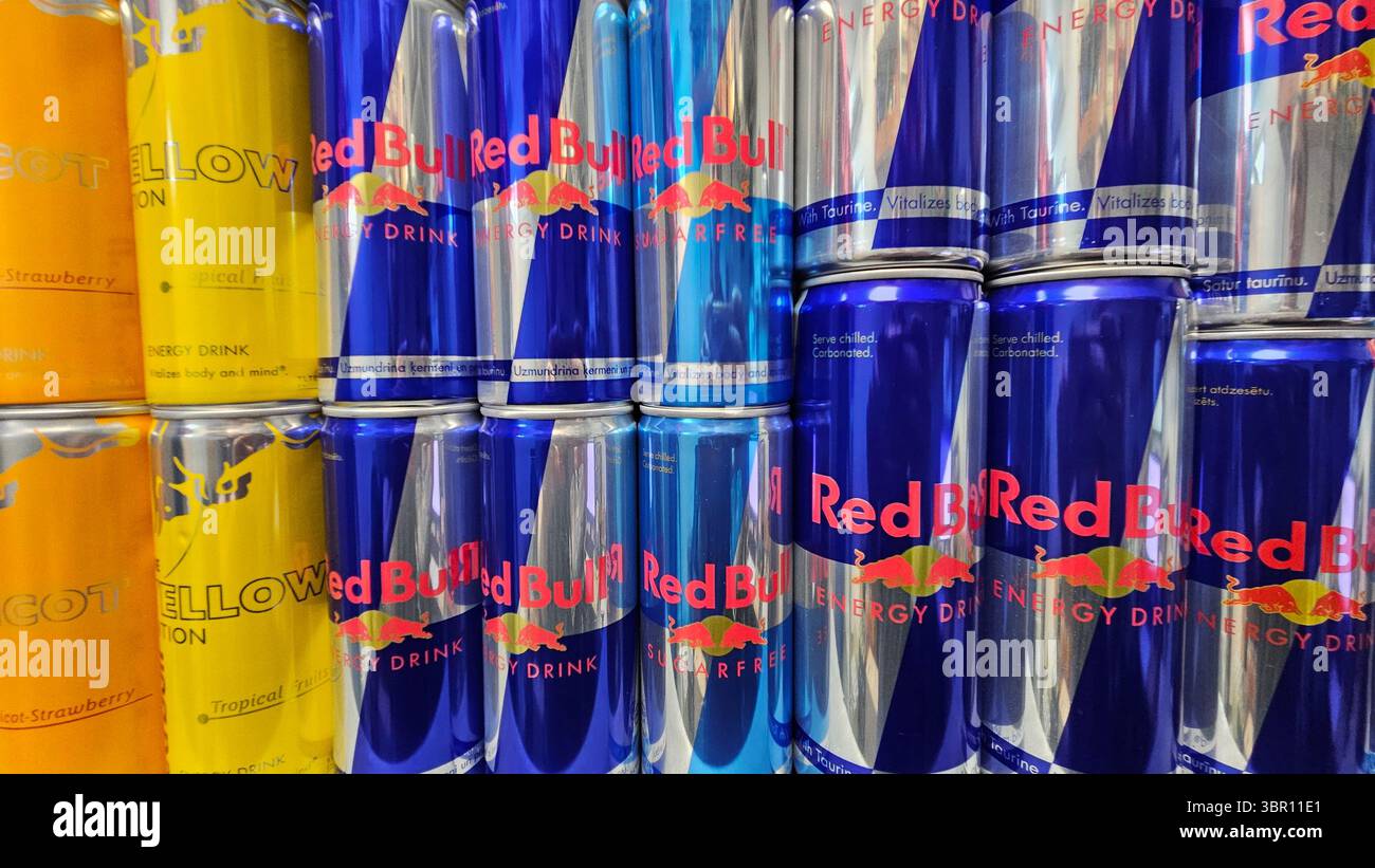 Nahaufnahme der Red Bull Energy Drink Dosen im Store Display.Riga.Lettland.10.07.2025 - Smartphone-aufgenommenes Stockfoto