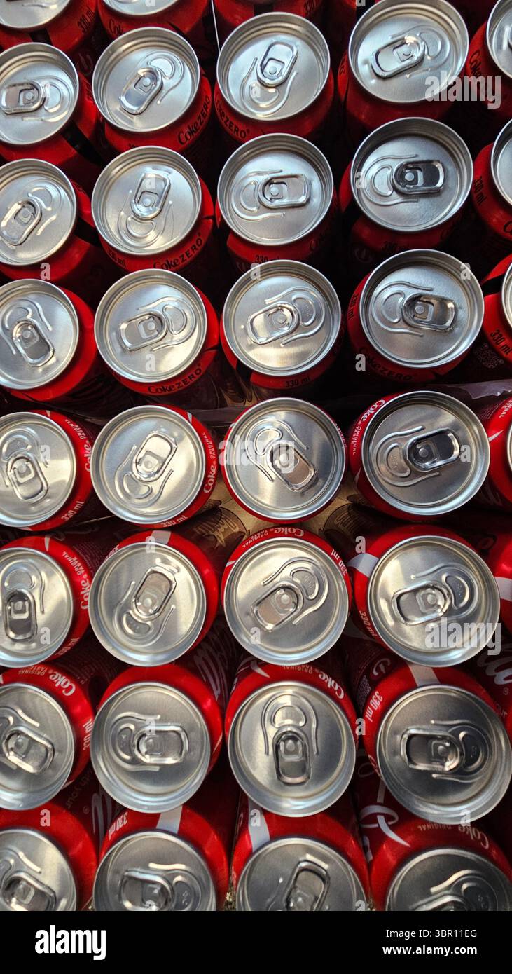 Draufsicht der Aluminium Coca Cola Dosen.Riga.Lettland.10.07.2025 Stockfoto