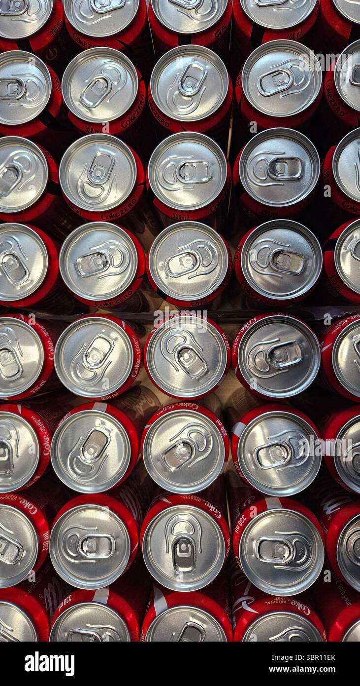 Draufsicht der Aluminium Coca Cola Dosen.Riga.Lettland.10.07.2025 Stockfoto