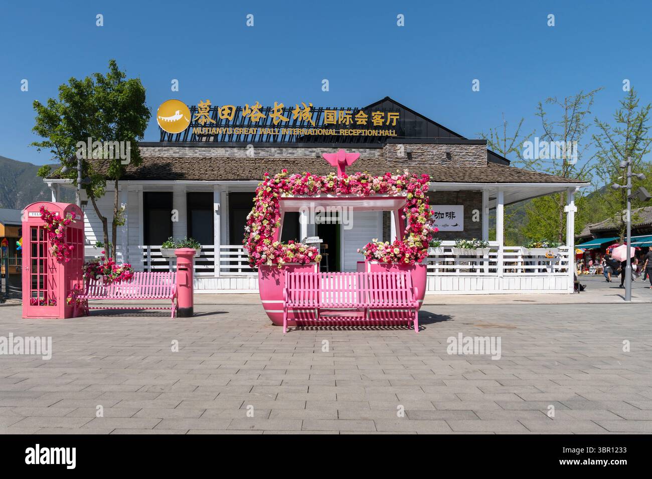 Mutianyu Chinesische Mauer, internationale Empfangshalle, pulsierendes Touristenzentrum. Berühmte chinesische Touristenattraktion. Rosafarbene Telefonbox, Mailbox, Bank. China, Asien Stockfoto