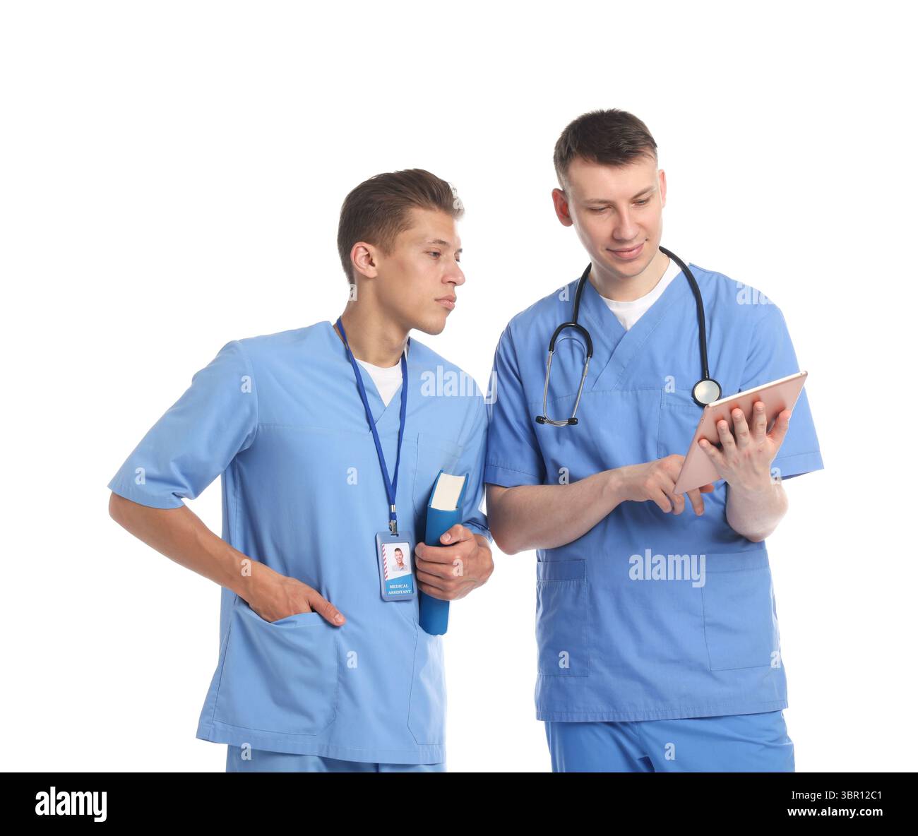 Medizinstudenten mit Tablet und Buch auf weißem Hintergrund Stockfoto