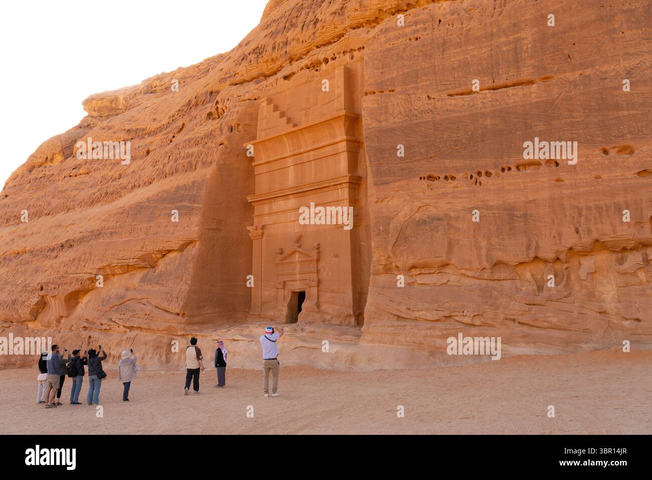 Alula, Saudi-Arabien - 16. Dezember 2024: Jabal AlBanat, ein Sandsteinberg mit den antiken Ruinen der Gräber von Qasr Al-Bint in Hegra, Alula, Bogen Stockfoto