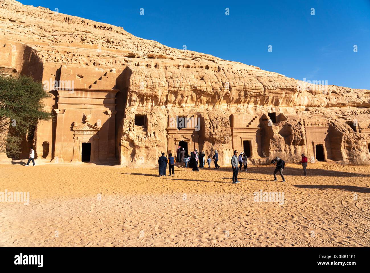 Alula, Saudi-Arabien - 16. Dezember 2024: Jabal AlBanat, ein Sandsteinberg mit den antiken Ruinen der Gräber von Qasr Al-Bint in Hegra, Alula, Bogen Stockfoto