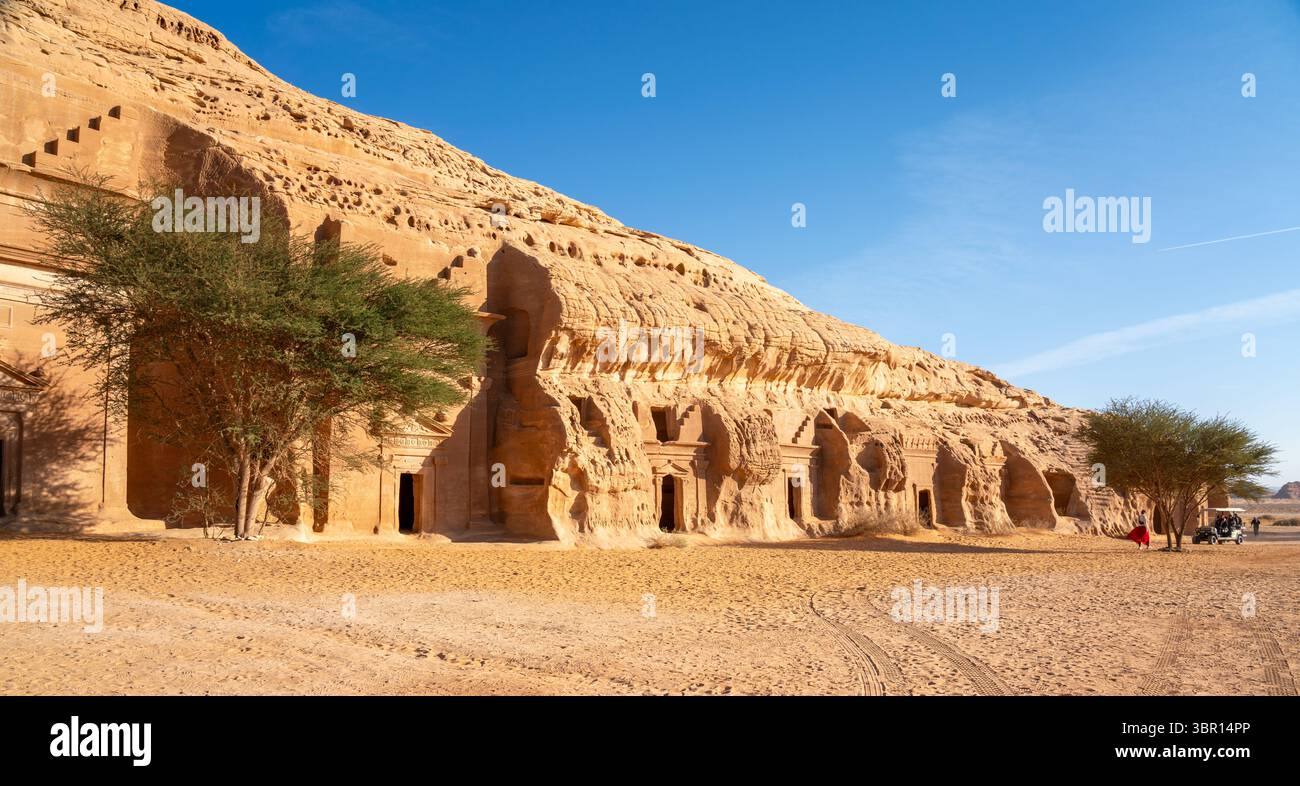 Alula, Saudi-Arabien - 16. Dezember 2024: Jabal AlBanat, ein Sandsteinberg mit den antiken Ruinen der Gräber von Qasr Al-Bint in Hegra, Alula, Bogen Stockfoto
