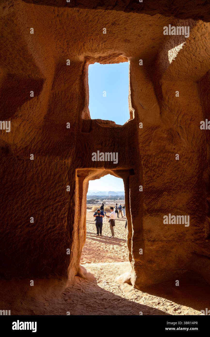 Alula, Saudi-Arabien - 16. Dezember 2024: Jabal AlBanat, ein Sandsteinberg mit den antiken Ruinen der Gräber von Qasr Al-Bint in Hegra, Alula, Bogen Stockfoto