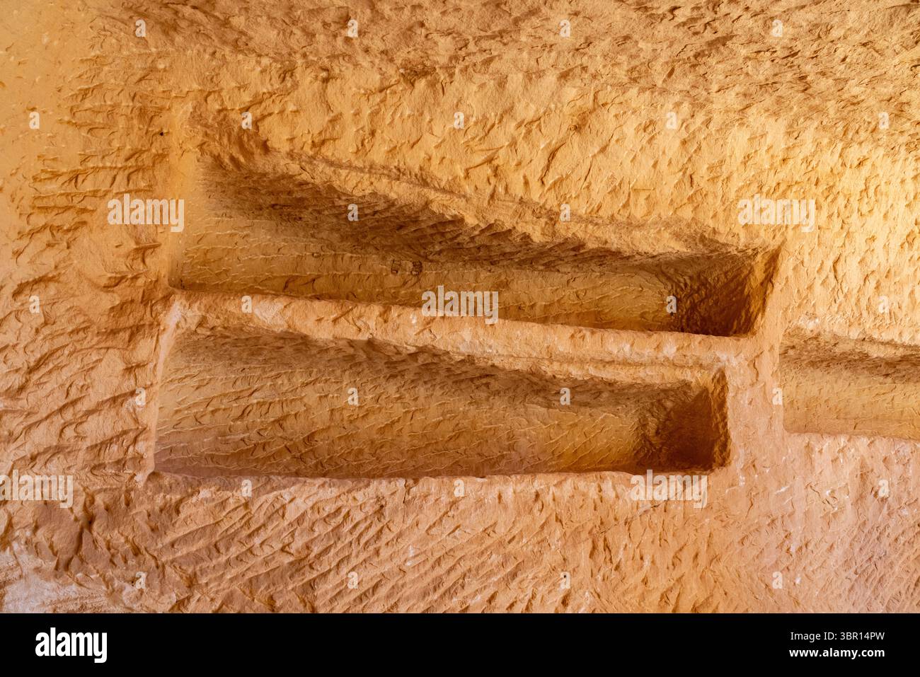 Alula, Saudi-Arabien - 16. Dezember 2024: Jabal AlBanat, ein Sandsteinberg mit den antiken Ruinen der Gräber von Qasr Al-Bint in Hegra, Alula, Bogen Stockfoto