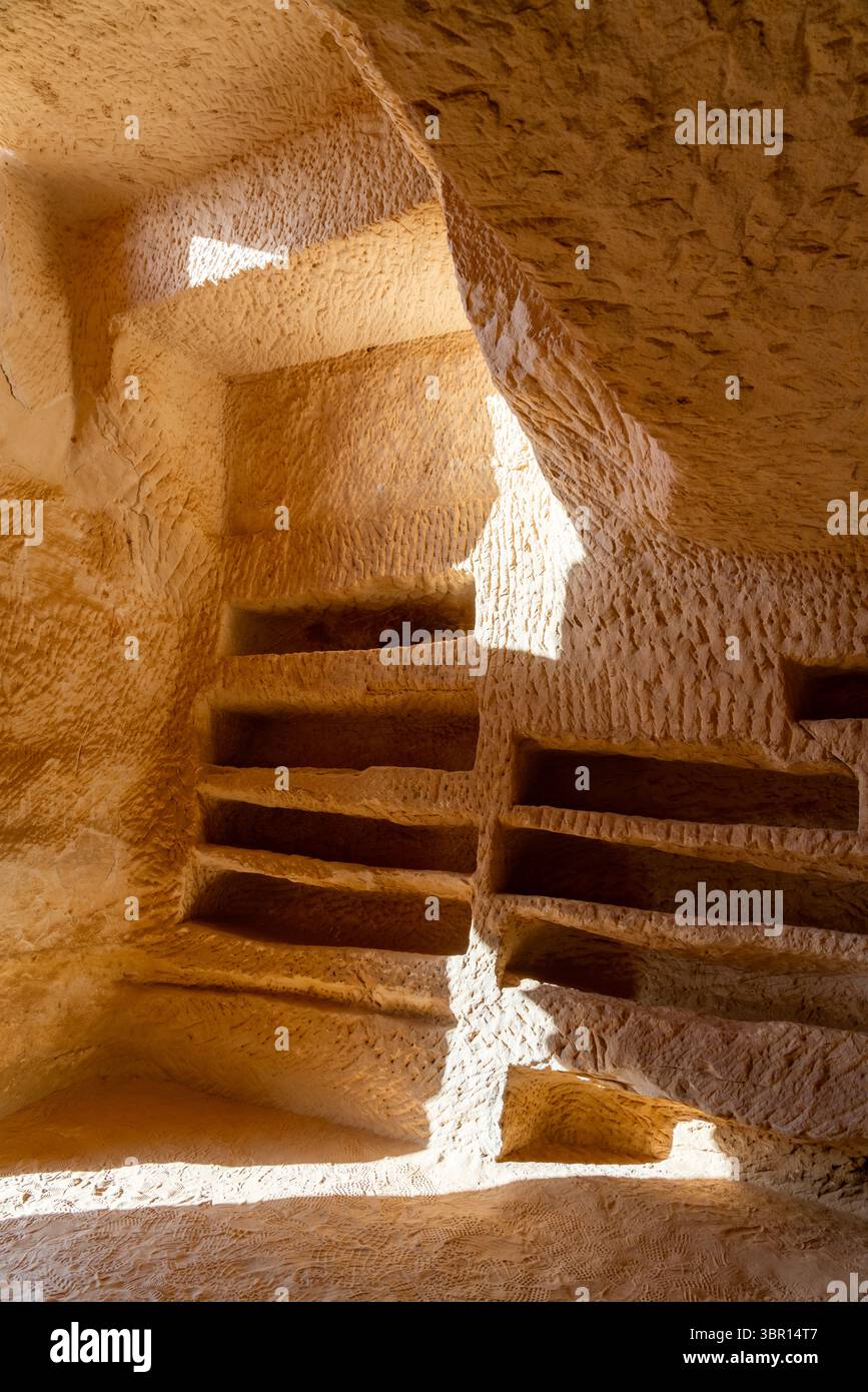 Alula, Saudi-Arabien - 16. Dezember 2024: Jabal AlBanat, ein Sandsteinberg mit den antiken Ruinen der Gräber von Qasr Al-Bint in Hegra, Alula, Bogen Stockfoto