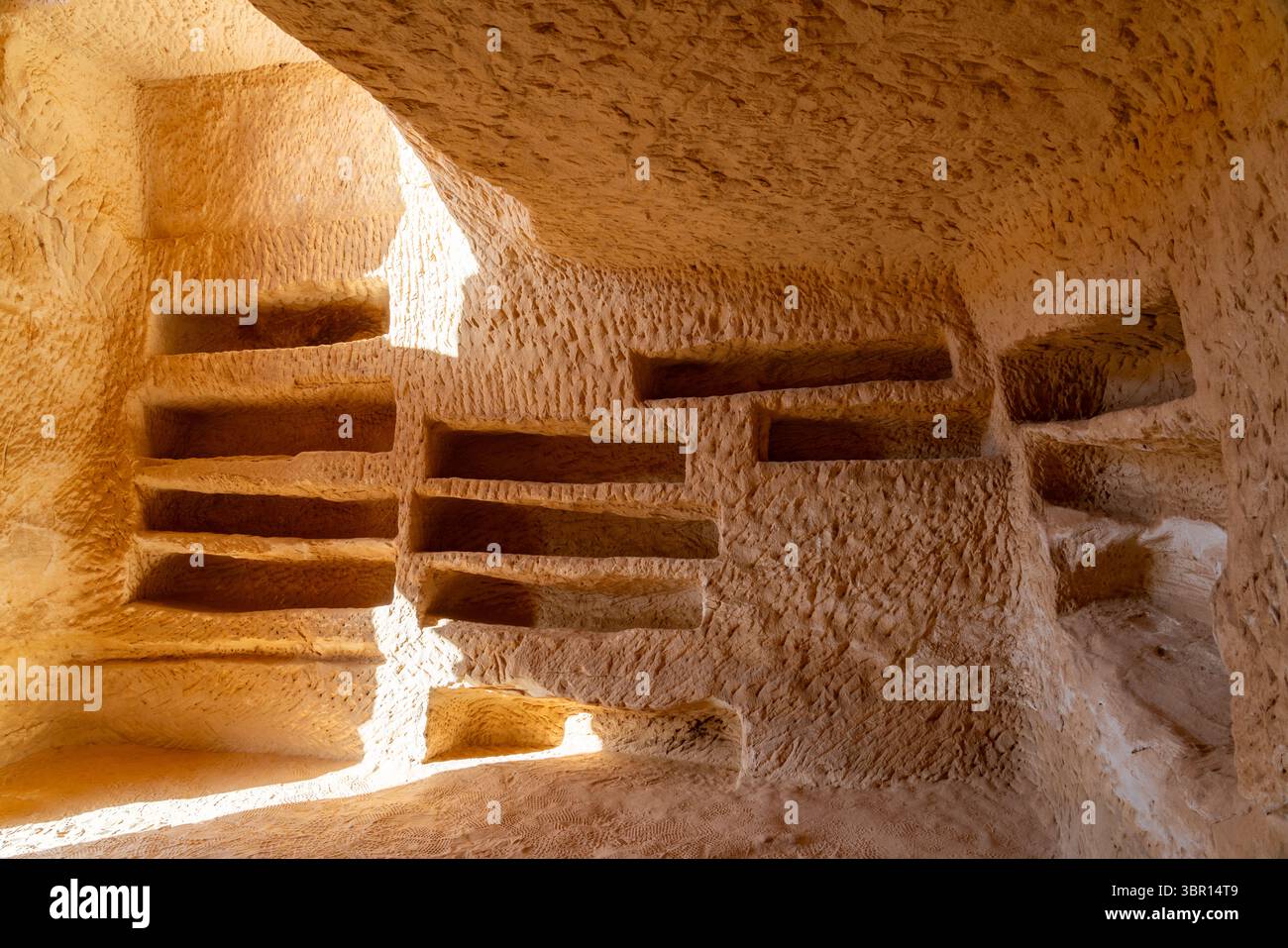 Alula, Saudi-Arabien - 16. Dezember 2024: Jabal AlBanat, ein Sandsteinberg mit den antiken Ruinen der Gräber von Qasr Al-Bint in Hegra, Alula, Bogen Stockfoto