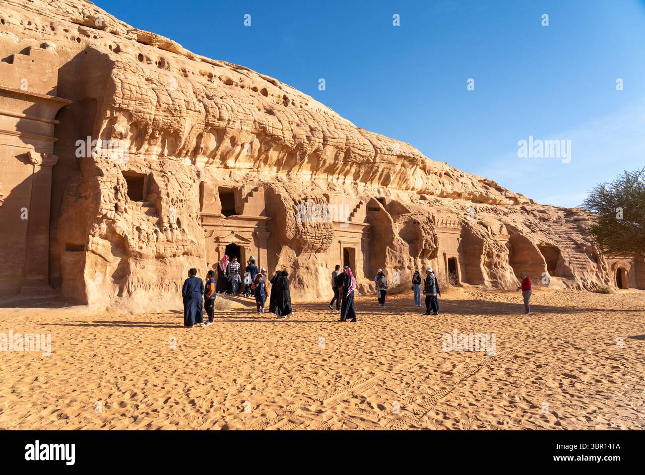 Alula, Saudi-Arabien - 16. Dezember 2024: Jabal AlBanat, ein Sandsteinberg mit den antiken Ruinen der Gräber von Qasr Al-Bint in Hegra, Alula, Bogen Stockfoto