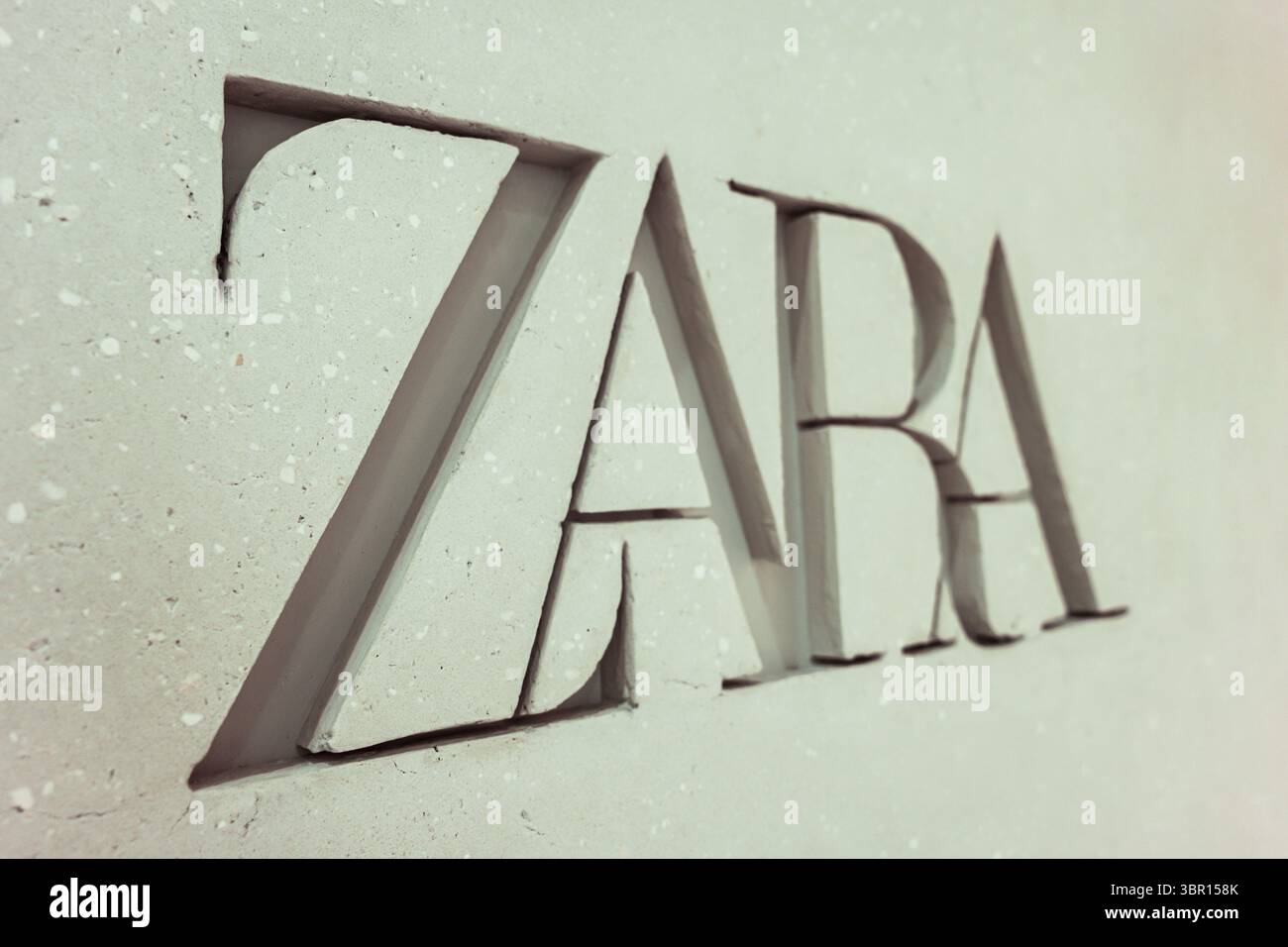 Almaty, Kasachstan - 4. Juli 2025: Zara-Logo in Betonwand. Modeartikel Stockfoto
