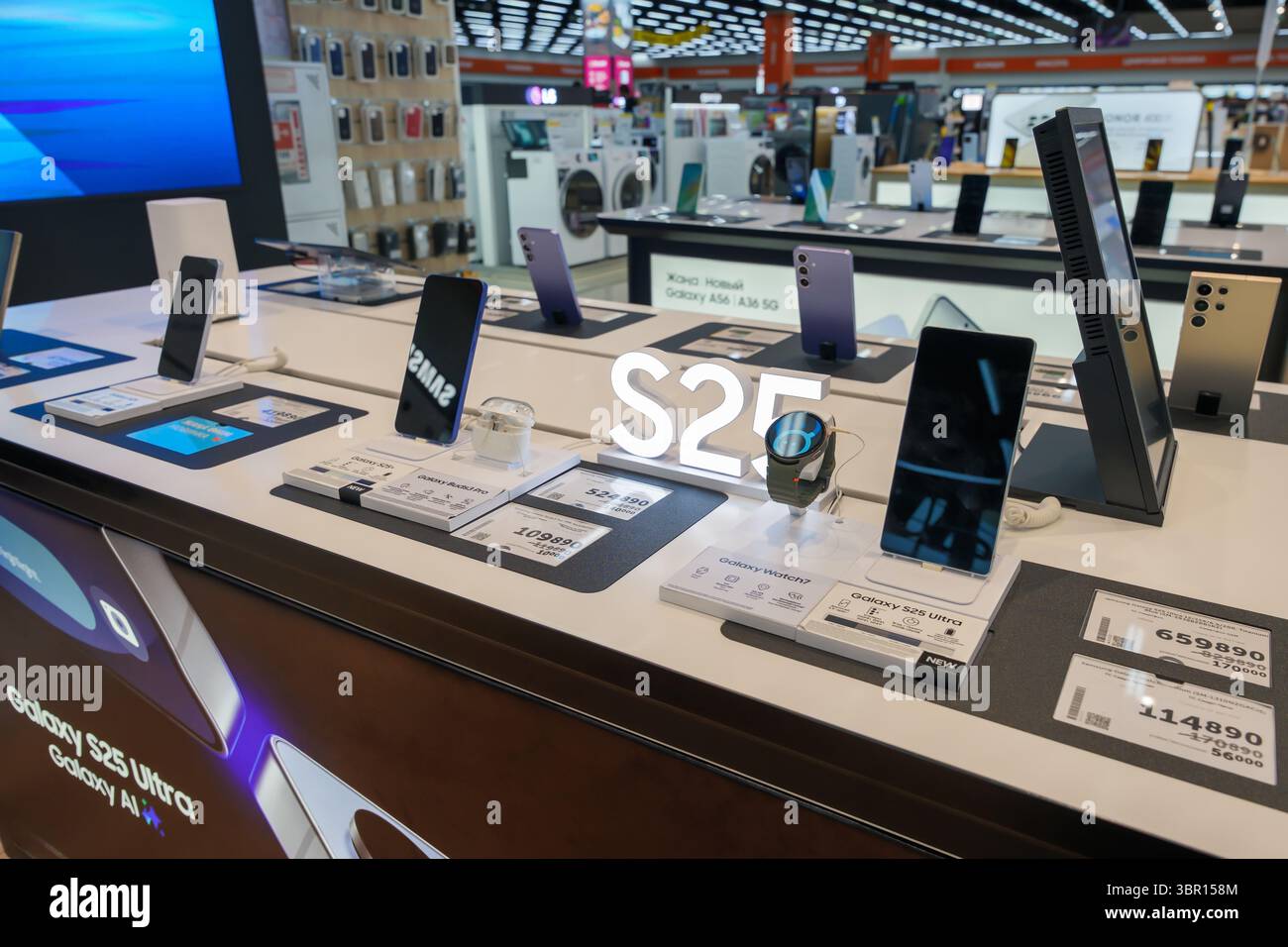 Almaty, Kasachstan - 4. Juli 2025: Showcase mit Gadgets samsung Electronics. Moderne Kommunikationstechnologien Stockfoto