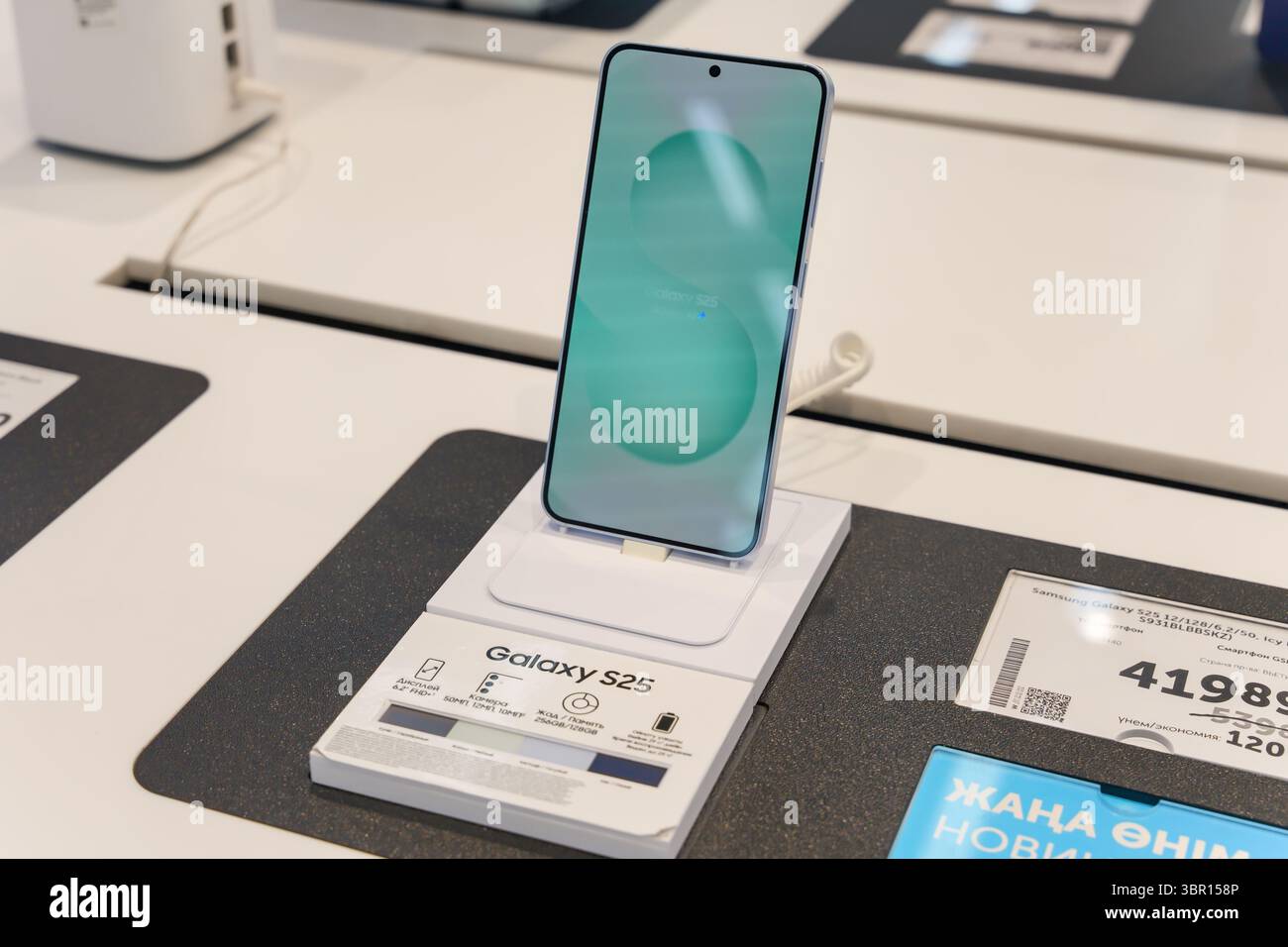 Almaty, Kasachstan - 4. Juli 2025: Samsung Galaxy S25 im Schaufenster. Moderne Kommunikationstechnologien Stockfoto