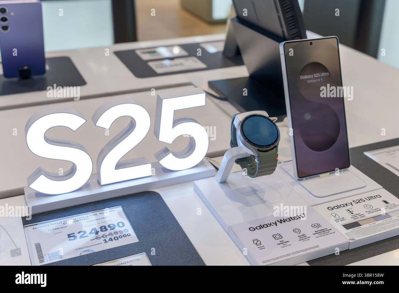 Almaty, Kasachstan - 4. Juli 2025: Samsung Galaxy S25 Ultra und Galaxy Watch7 im Schaufenster. Moderne Kommunikationstechnologien Stockfoto