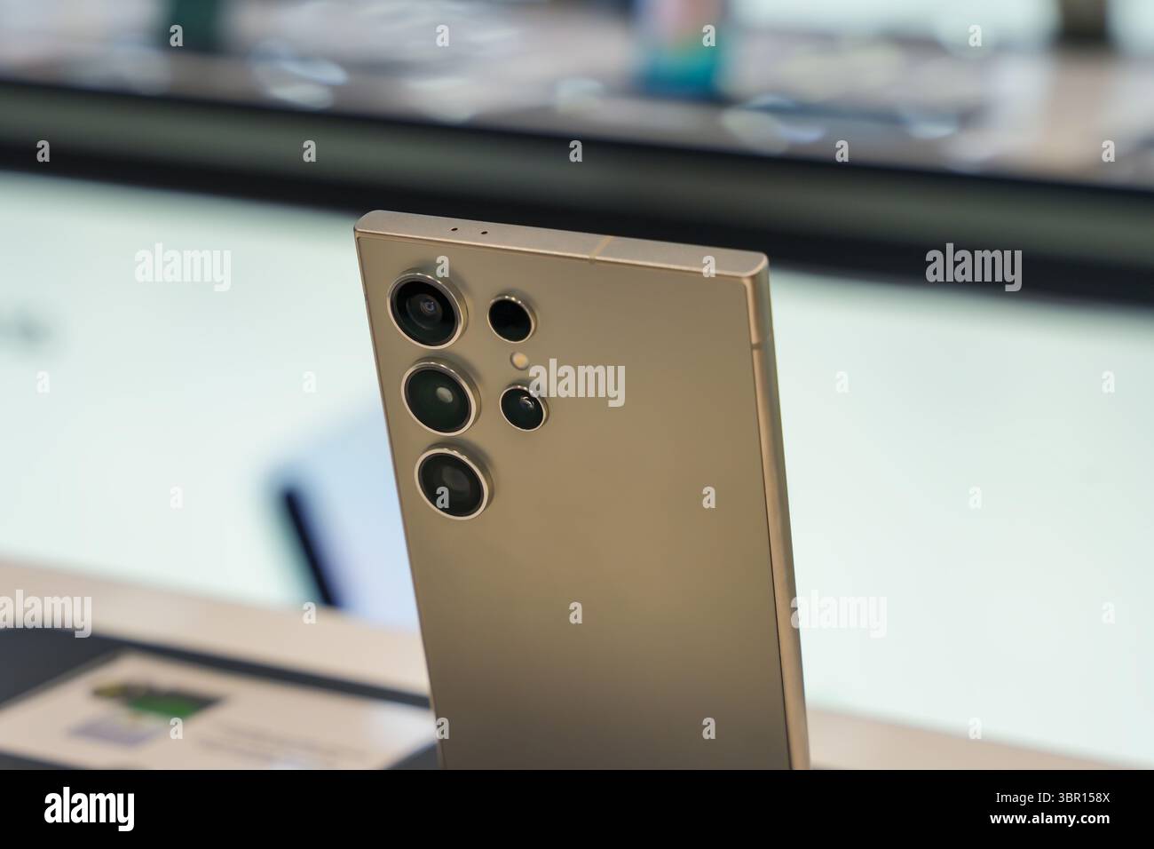 Almaty, Kasachstan - 4. Juli 2025: Die Rückseite des Samsung Galaxy S25 Telefons mit Kameras. Moderne Kommunikationstechnologien Stockfoto