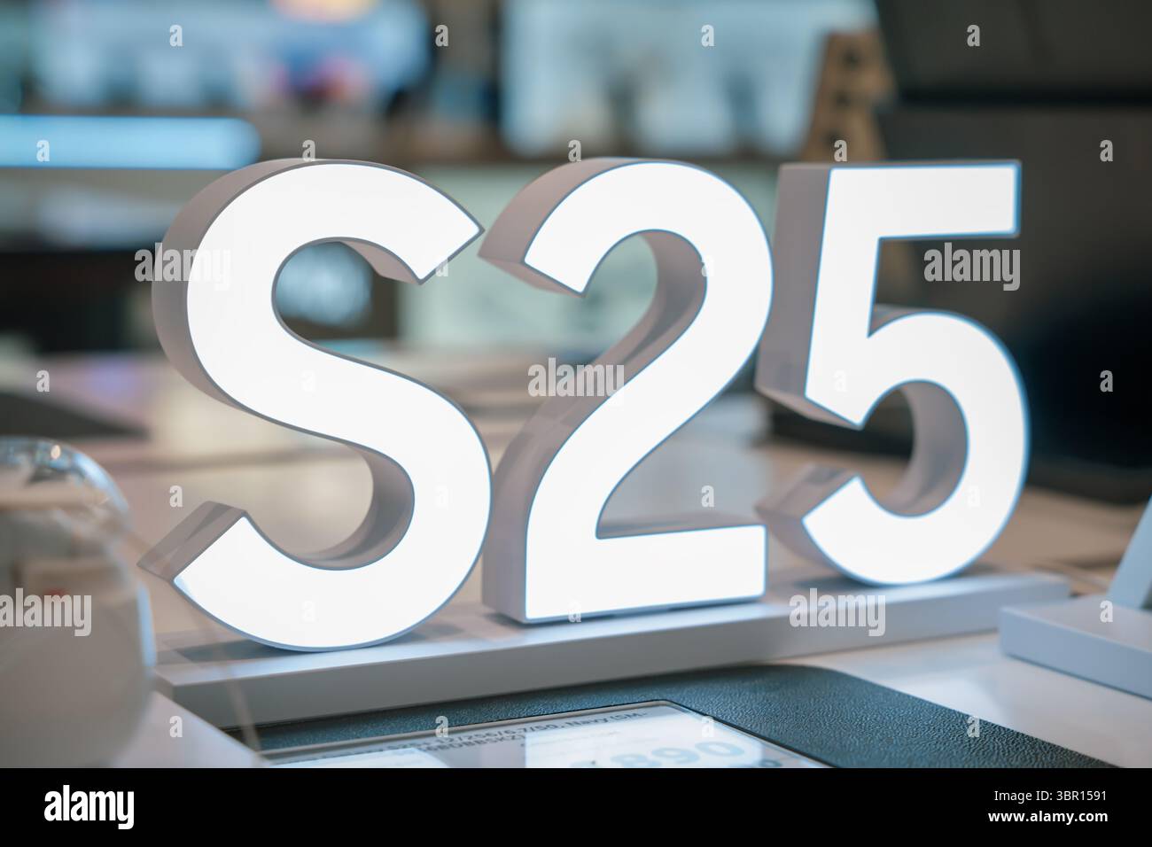 Almaty, Kasachstan - 4. Juli 2025: 3d führte Werbung für samsung S25-Telefon. Moderne Kommunikationstechnologien Stockfoto