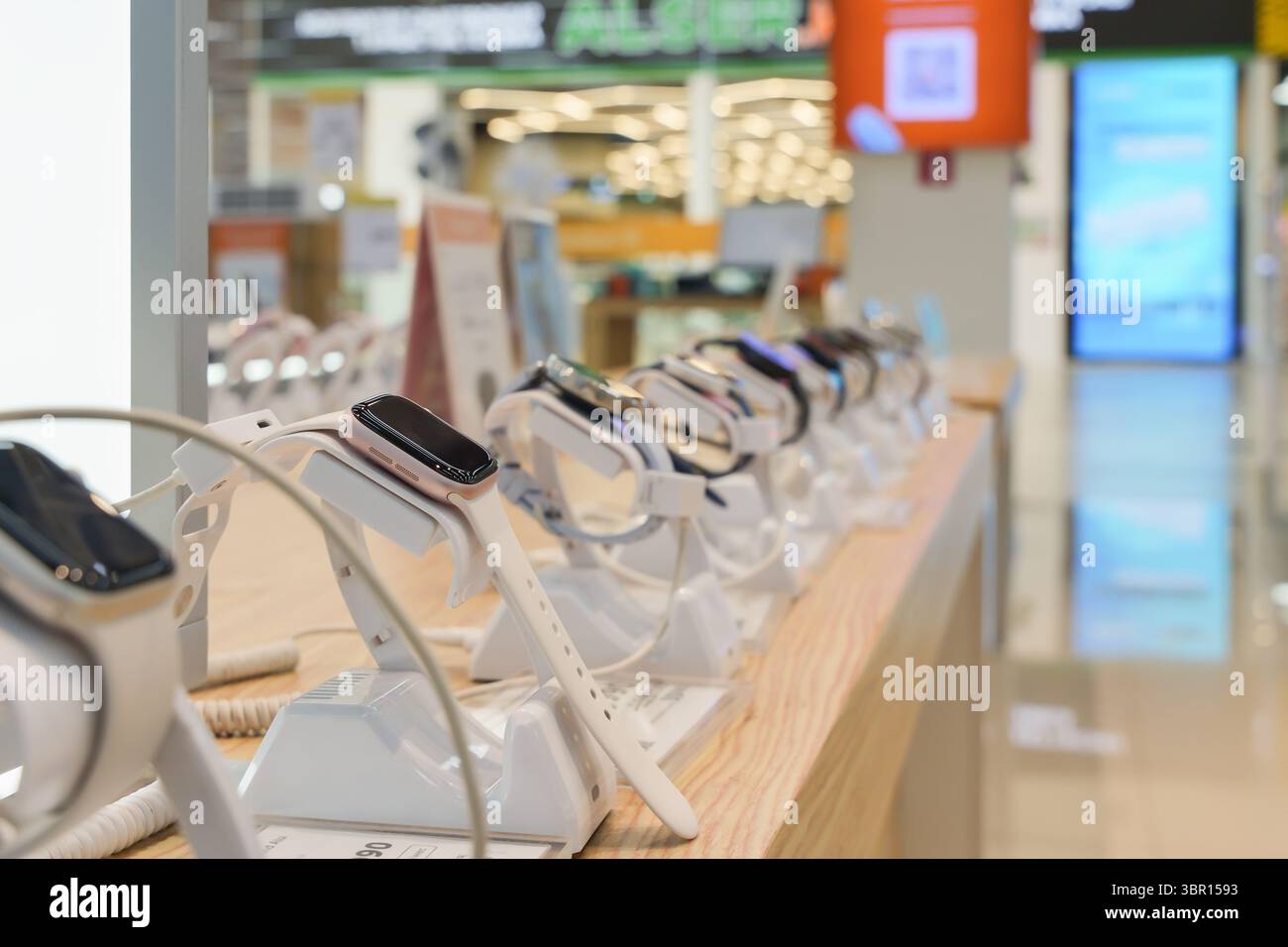 Almaty, Kasachstan - 4. Juli 2025: Schaufenster mit elektronischen Smartwuchten. Moderne Kommunikationstechnologien Stockfoto