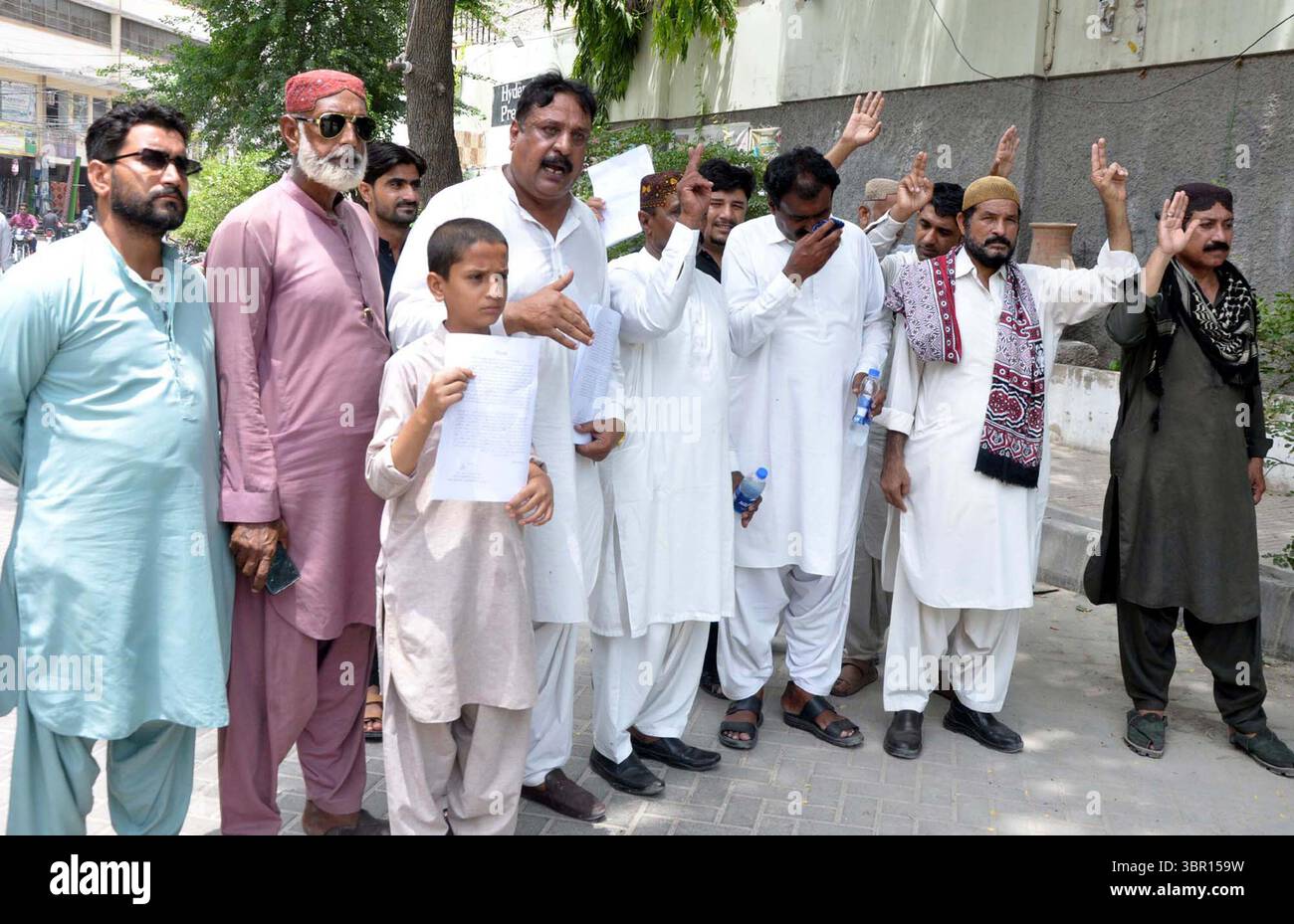Die Einwohner von Kotri halten am Donnerstag, den 10. Juli 2025, im Pressesaal von Hyderabad eine Protestdemonstration gegen die hohe Handedness einflussreicher Menschen ab. Stockfoto