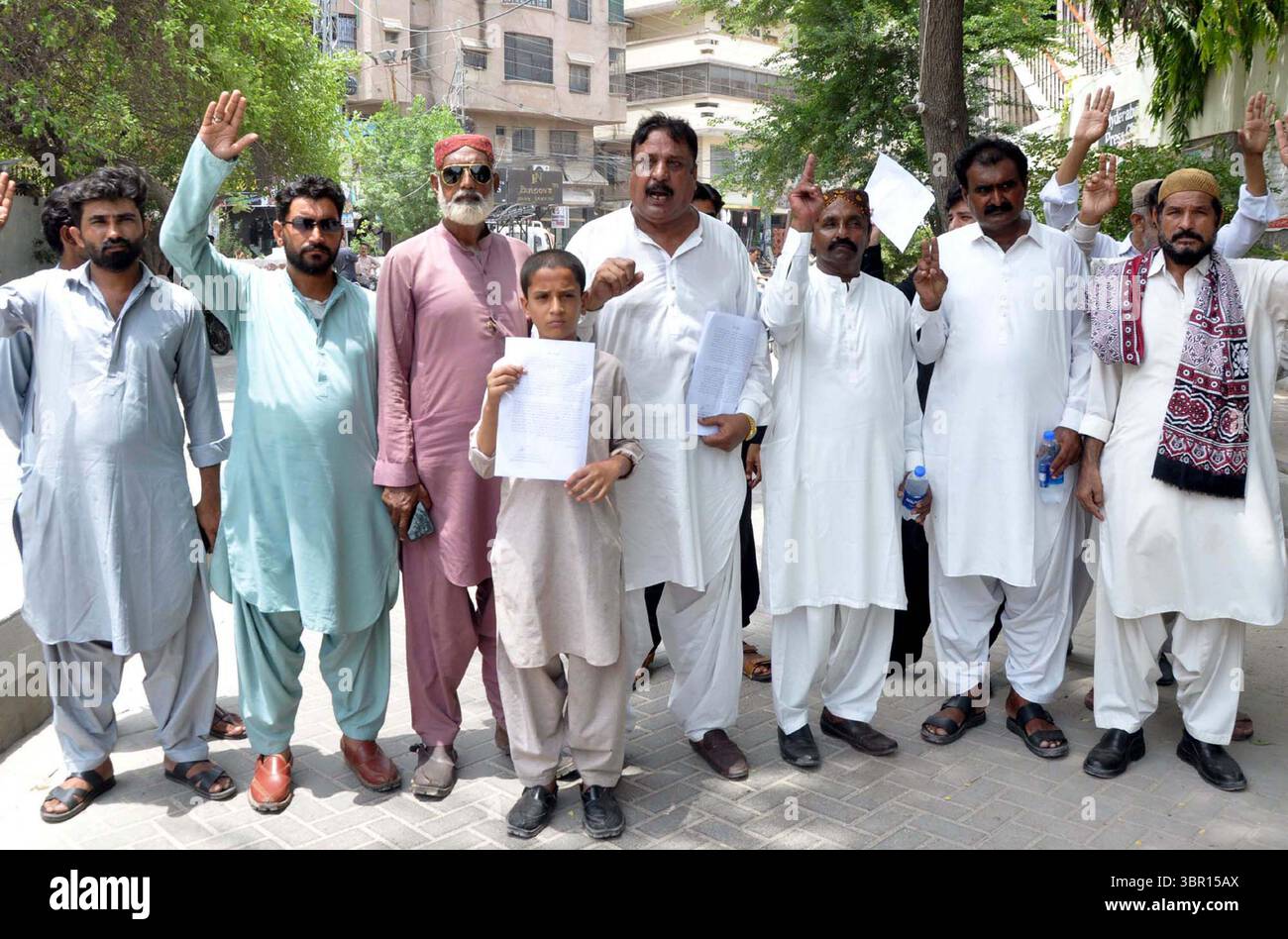 Die Einwohner von Kotri halten am Donnerstag, den 10. Juli 2025, im Pressesaal von Hyderabad eine Protestdemonstration gegen die hohe Handedness einflussreicher Menschen ab. Stockfoto