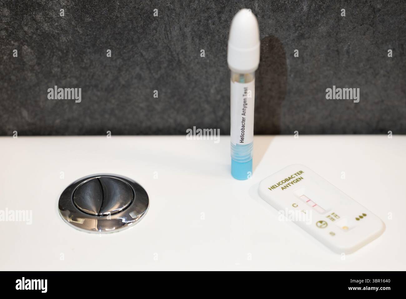 Helicobacter-Antigen-Test mit Röhrchen und Ergebnis Stockfoto
