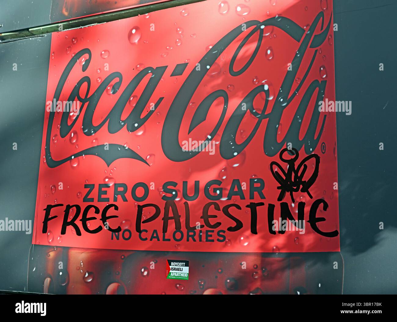 Kostenloses palästinensisches Graffiti auf einem roten Coca Cola Zero Sugar Horarding, Dublin, Irland, IE Stockfoto