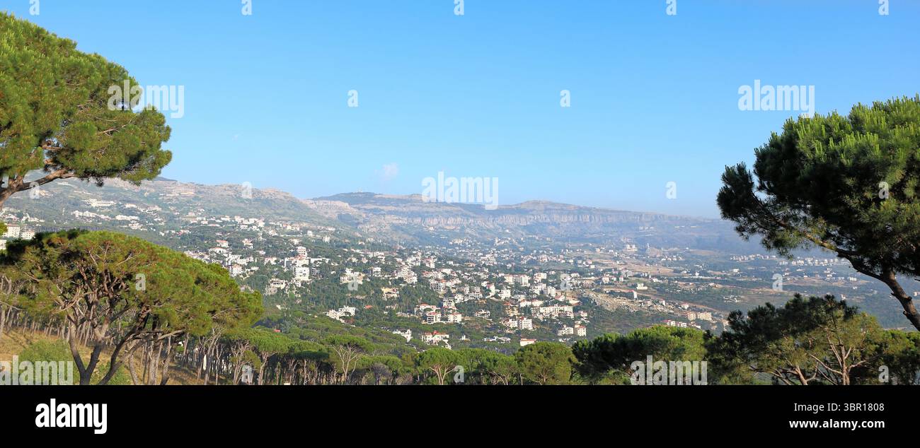 Libanon Mountain Panorama: Kiefernwälder und Dörfer mit roten Dachhäusern Stockfoto