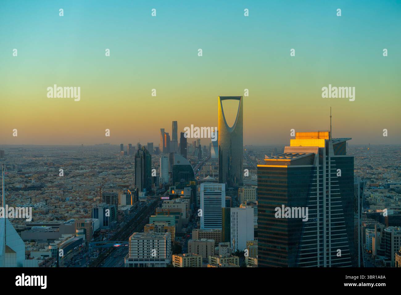 Riad, Saudi-Arabien - 22. Dezember 2024: Atemberaubendes Panorama von der Spitze des Faisaliah-Turms, Blick auf die Skyline von Riad, Saudi-Arabien Stockfoto