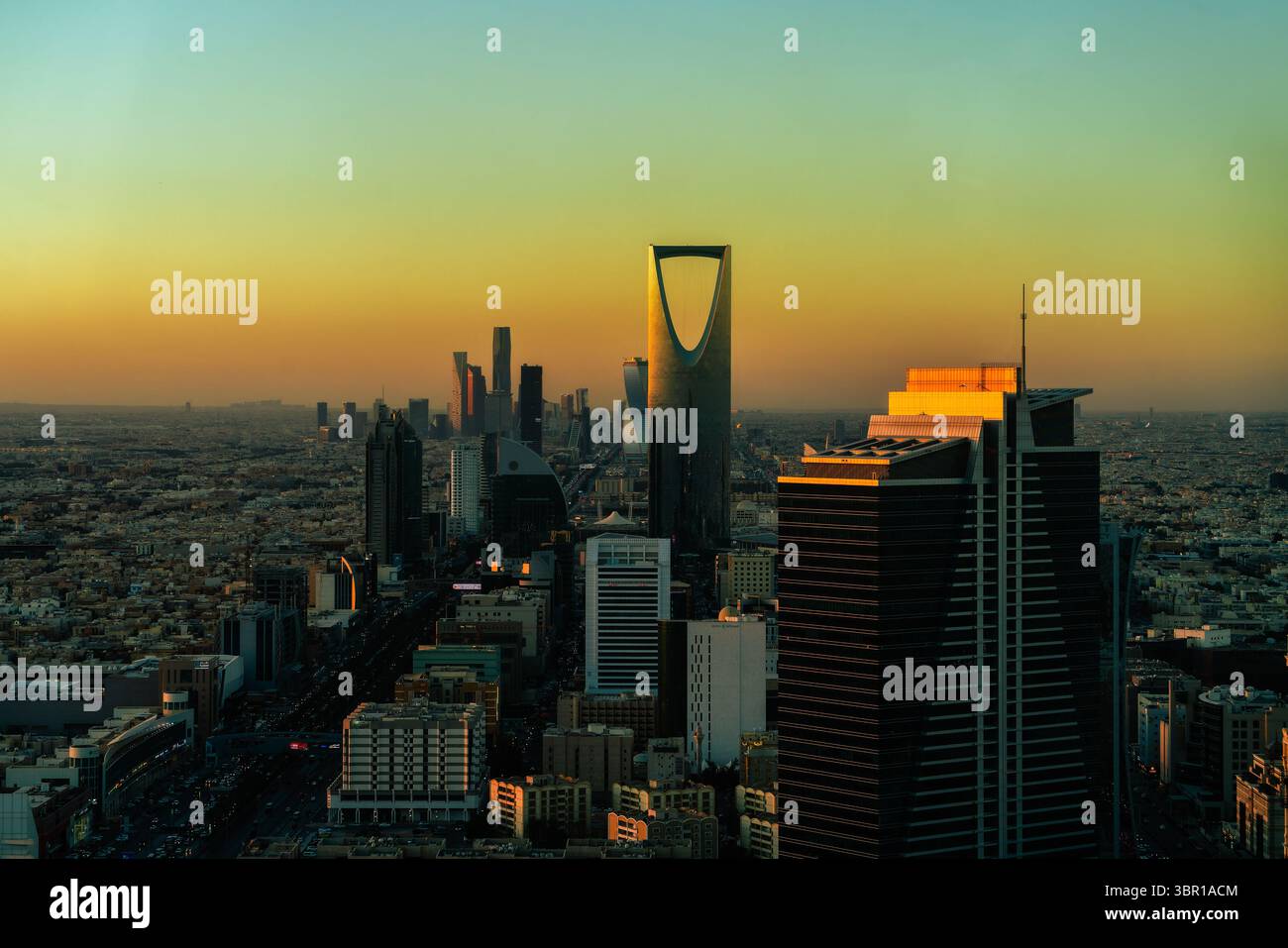Riad, Saudi-Arabien - 22. Dezember 2024: Atemberaubendes Panorama von der Spitze des Faisaliah-Turms, Blick auf die Skyline von Riad, Saudi-Arabien Stockfoto