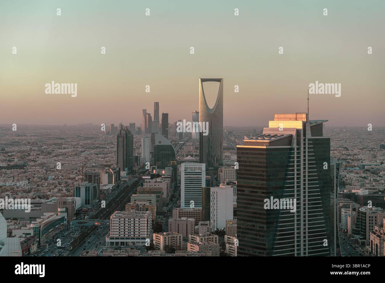 Riad, Saudi-Arabien - 22. Dezember 2024: Atemberaubendes Panorama von der Spitze des Faisaliah-Turms, Blick auf die Skyline von Riad, Saudi-Arabien Stockfoto