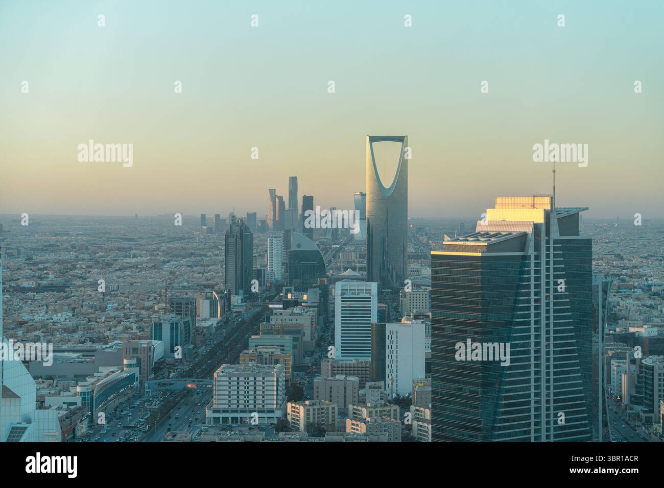 Riad, Saudi-Arabien - 22. Dezember 2024: Atemberaubendes Panorama von der Spitze des Faisaliah-Turms, Blick auf die Skyline von Riad, Saudi-Arabien Stockfoto
