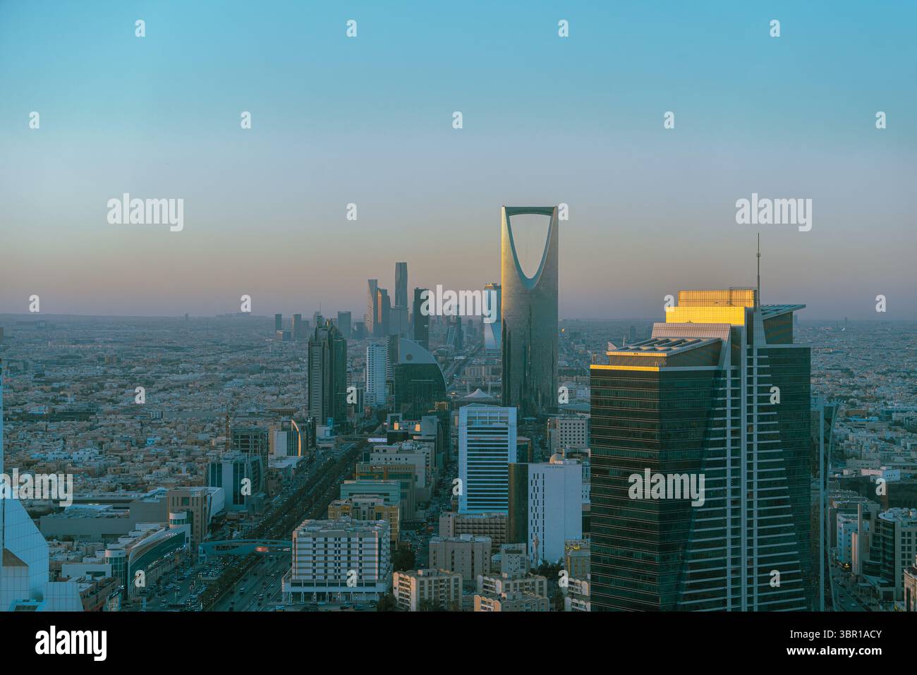 Riad, Saudi-Arabien - 22. Dezember 2024: Atemberaubendes Panorama von der Spitze des Faisaliah-Turms, Blick auf die Skyline von Riad, Saudi-Arabien Stockfoto