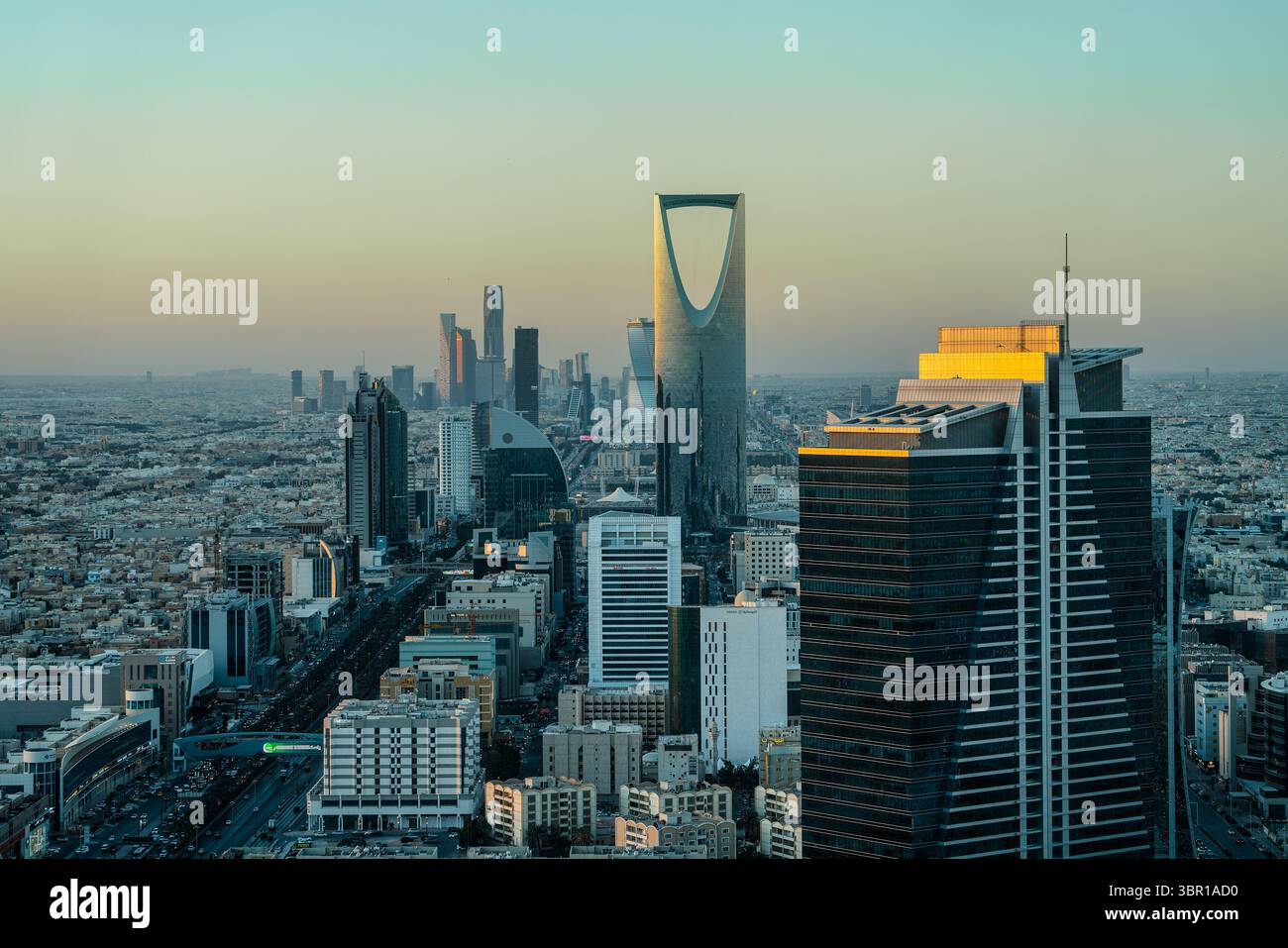 Riad, Saudi-Arabien - 22. Dezember 2024: Atemberaubendes Panorama von der Spitze des Faisaliah-Turms, Blick auf die Skyline von Riad, Saudi-Arabien Stockfoto