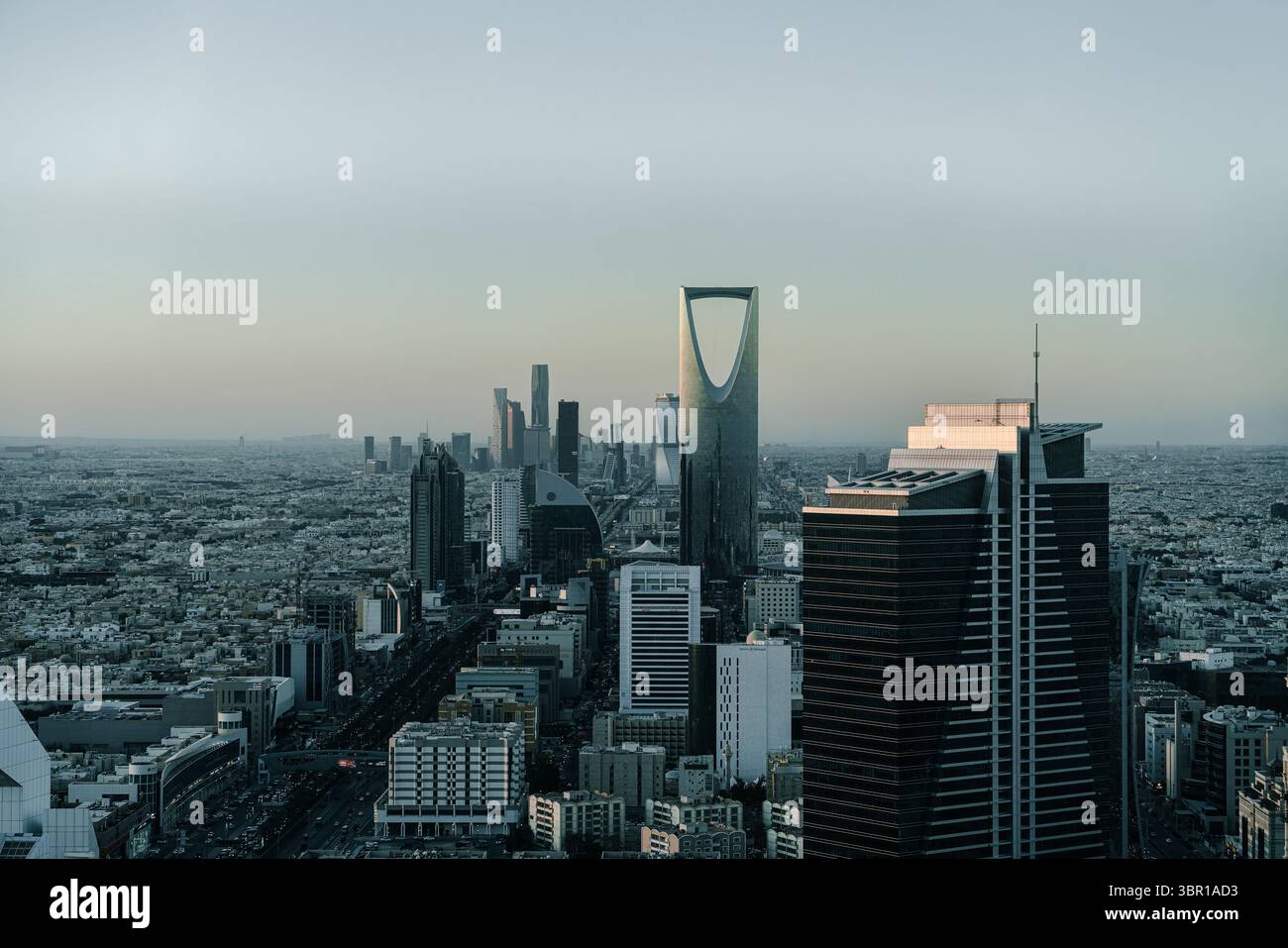 Riad, Saudi-Arabien - 22. Dezember 2024: Atemberaubendes Panorama von der Spitze des Faisaliah-Turms, Blick auf die Skyline von Riad, Saudi-Arabien Stockfoto