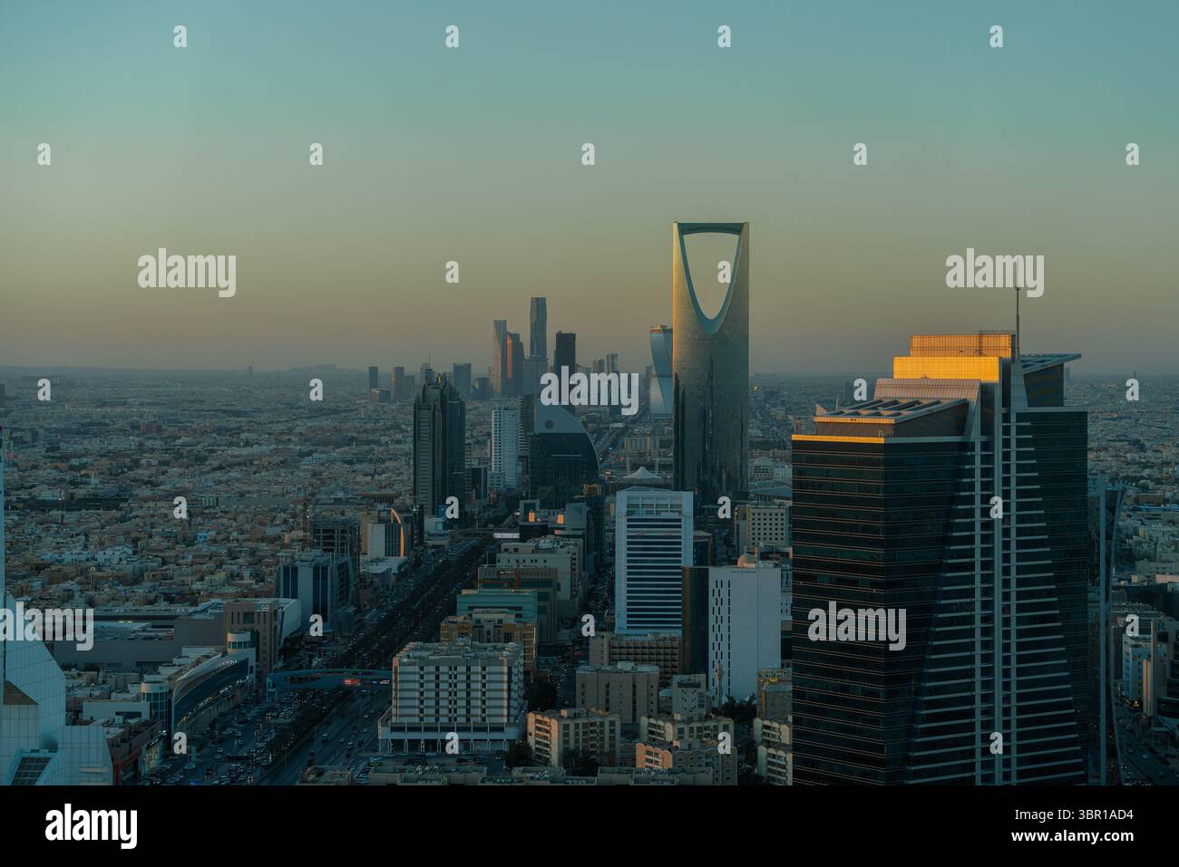 Riad, Saudi-Arabien - 22. Dezember 2024: Atemberaubendes Panorama von der Spitze des Faisaliah-Turms, Blick auf die Skyline von Riad, Saudi-Arabien Stockfoto