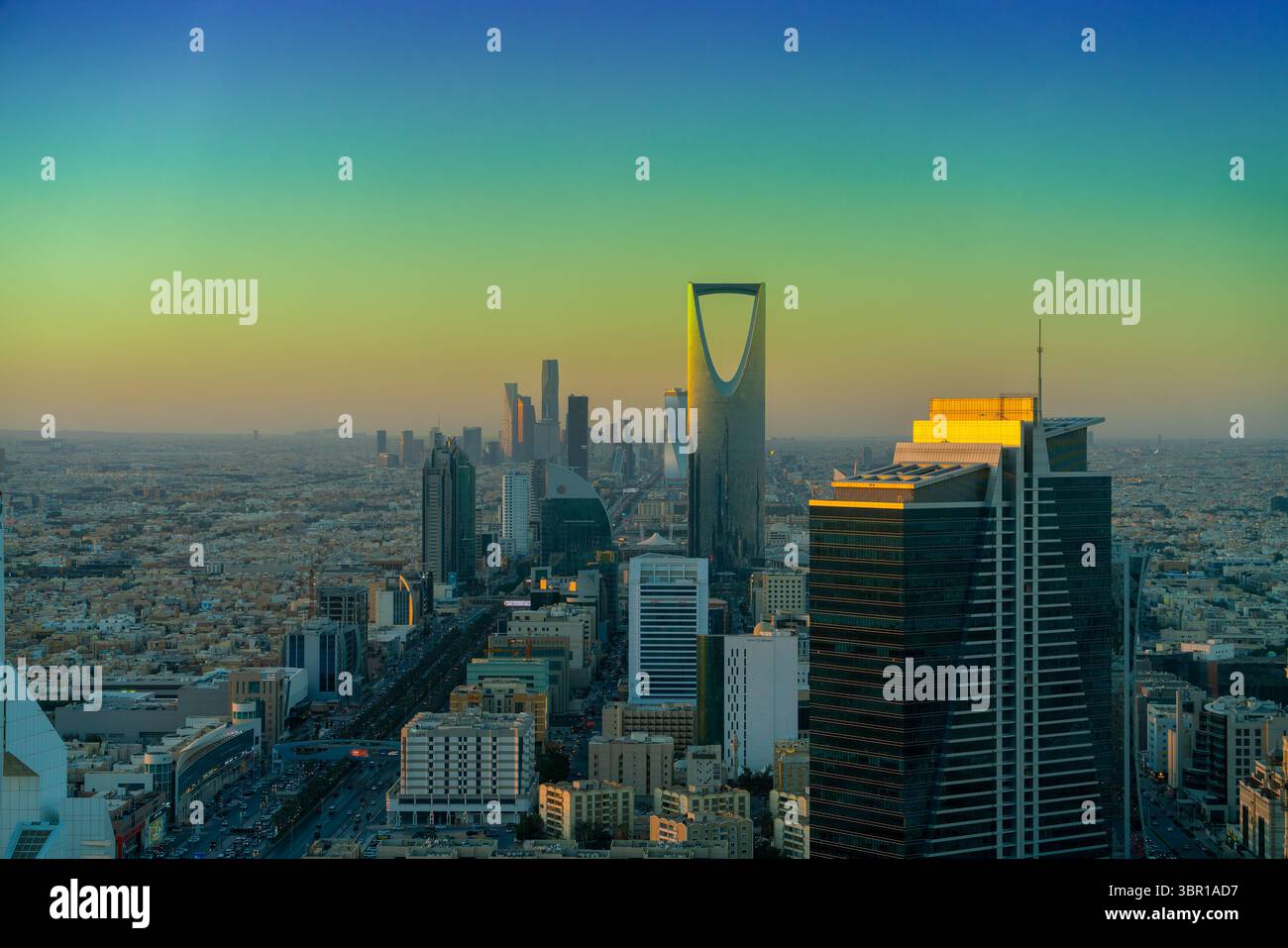 Riad, Saudi-Arabien - 22. Dezember 2024: Atemberaubendes Panorama von der Spitze des Faisaliah-Turms, Blick auf die Skyline von Riad, Saudi-Arabien Stockfoto