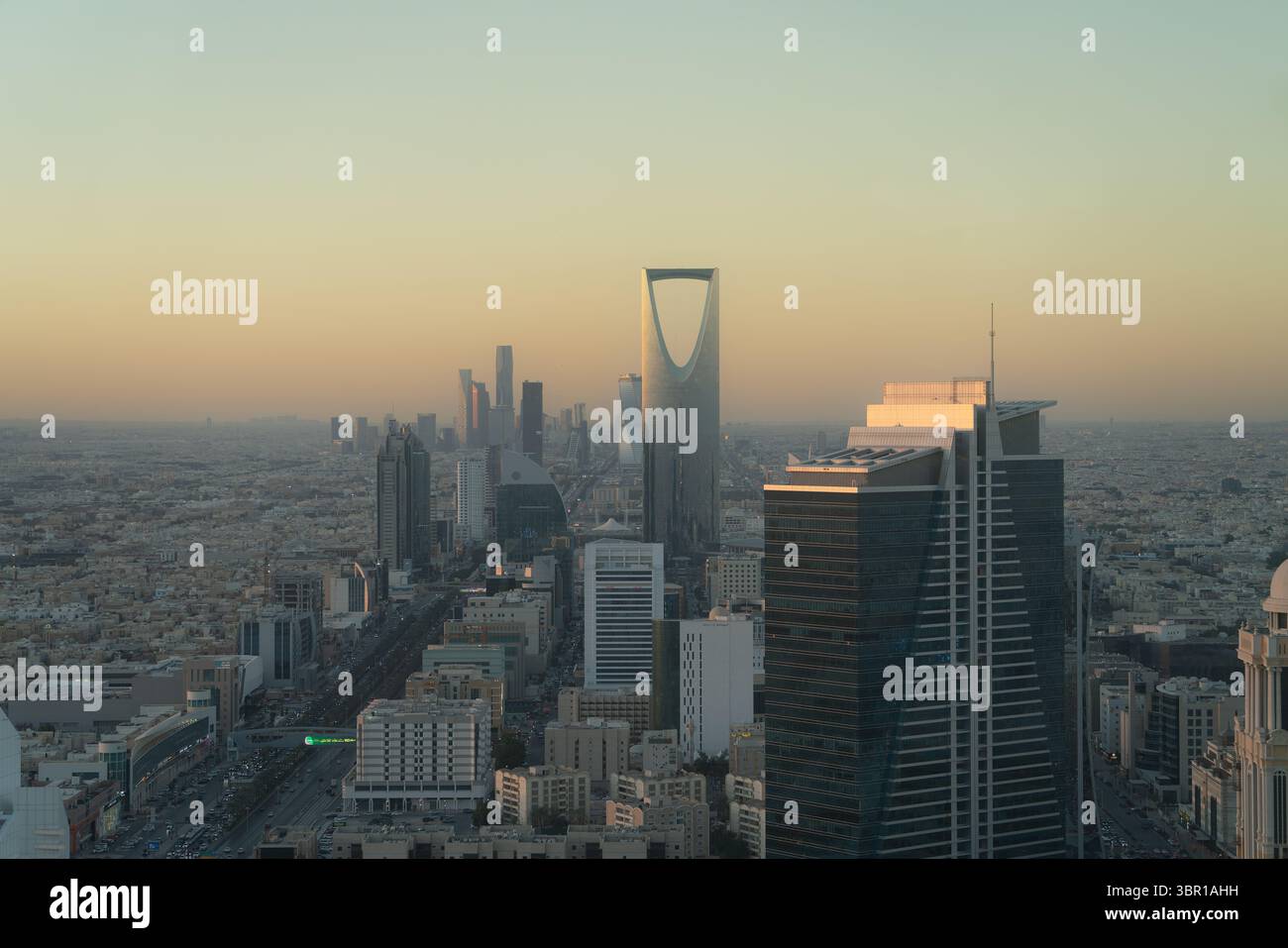 Riad, Saudi-Arabien - 22. Dezember 2024: Atemberaubendes Panorama von der Spitze des Faisaliah-Turms, Blick auf die Skyline von Riad, Saudi-Arabien Stockfoto