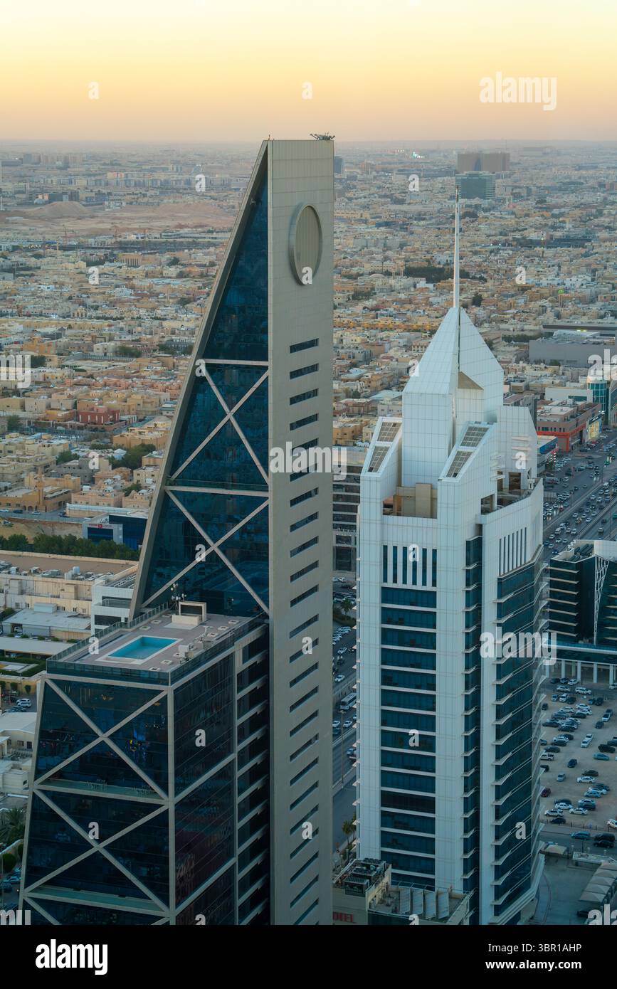 Riad, Saudi-Arabien - 22. Dezember 2024: Atemberaubendes Panorama von der Spitze des Faisaliah-Turms, Blick auf die Skyline von Riad, Saudi-Arabien Stockfoto