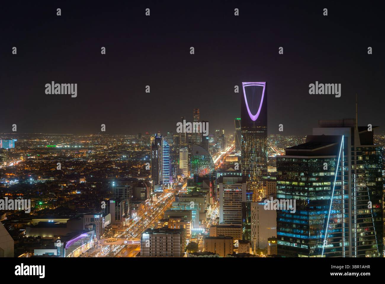 Riad, Saudi-Arabien - 22. Dezember 2024: Atemberaubendes Panorama von der Spitze des Faisaliah-Turms, Blick auf die Skyline von Riad, Saudi-Arabien Stockfoto