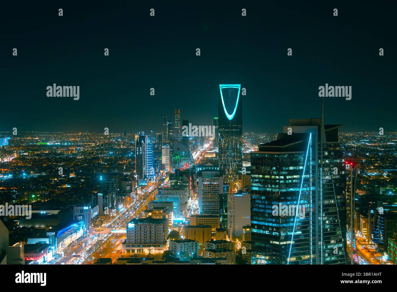 Riad, Saudi-Arabien - 22. Dezember 2024: Atemberaubendes Panorama von der Spitze des Faisaliah-Turms, Blick auf die Skyline von Riad, Saudi-Arabien Stockfoto