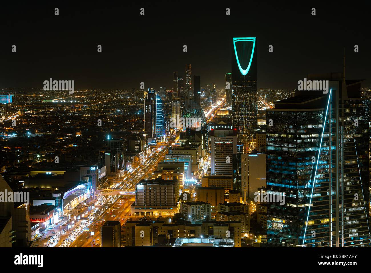 Riad, Saudi-Arabien - 22. Dezember 2024: Atemberaubendes Panorama von der Spitze des Faisaliah-Turms, Blick auf die Skyline von Riad, Saudi-Arabien Stockfoto