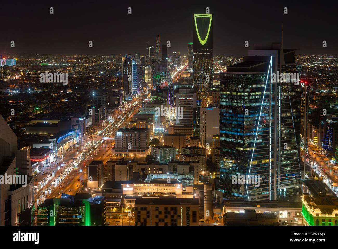 Riad, Saudi-Arabien - 22. Dezember 2024: Atemberaubendes Panorama von der Spitze des Faisaliah-Turms, Blick auf die Skyline von Riad, Saudi-Arabien Stockfoto