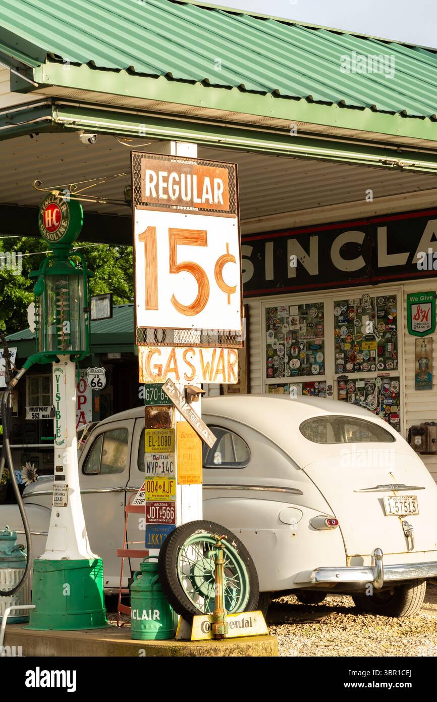 Ash Grove, Missouri USA – 18. Juni 2025: Gary’s Gay Parita Vintage-Tankstelle und Touristenattraktion an der historischen Route 66. Stockfoto Ash Grove, Missouri USA – 18. Juni 2025: Gary’s Gay Parita Vintage-Tankstelle und Touristenattraktion an der historischen Route 66. Stockfoto