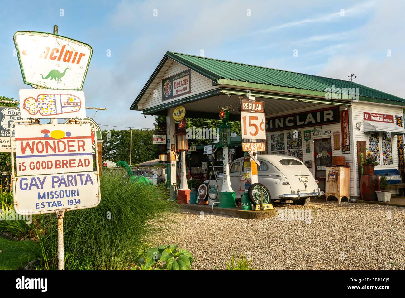 Ash Grove, Missouri USA – 18. Juni 2025: Gary’s Gay Parita Vintage-Tankstelle und Touristenattraktion an der historischen Route 66. Stockfoto Ash Grove, Missouri USA – 18. Juni 2025: Gary’s Gay Parita Vintage-Tankstelle und Touristenattraktion an der historischen Route 66. Stockfoto