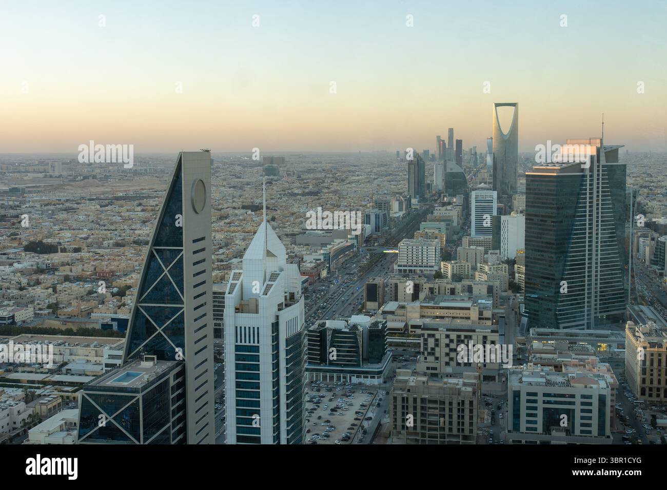 Riad, Saudi-Arabien - 22. Dezember 2024: Atemberaubendes Panorama von der Spitze des Faisaliah-Turms, Blick auf die Skyline von Riad, Saudi-Arabien Stockfoto