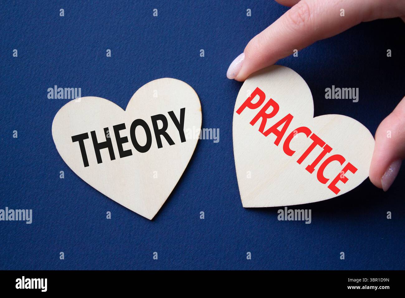 Theorie- oder Praxissymbol. Konzeptwort Theorie oder Praxis auf hölzernen Herzen. Geschäftsmann Hand. Wunderschöner tiefblauer Hintergrund. Business und Theorie oder Stockfoto