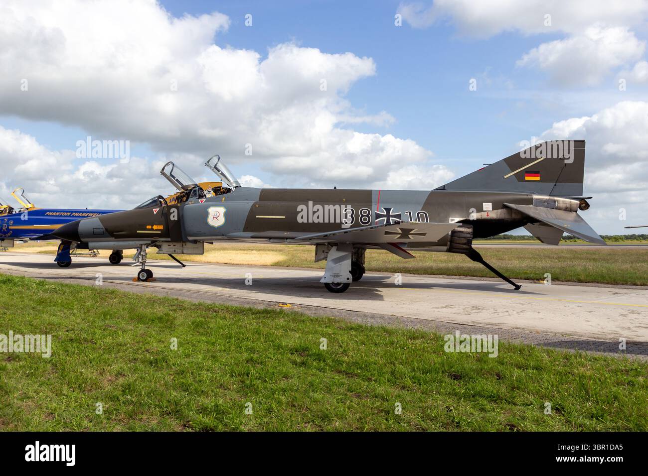 Deutsche Luftwaffe F-4 Phantom II Kampfflugzeug in Retro-Luftwaffe-Lackierung am Luftwaffenstützpunkt Wittmund, Deutschland - 29. Juni 2013 Stockfoto