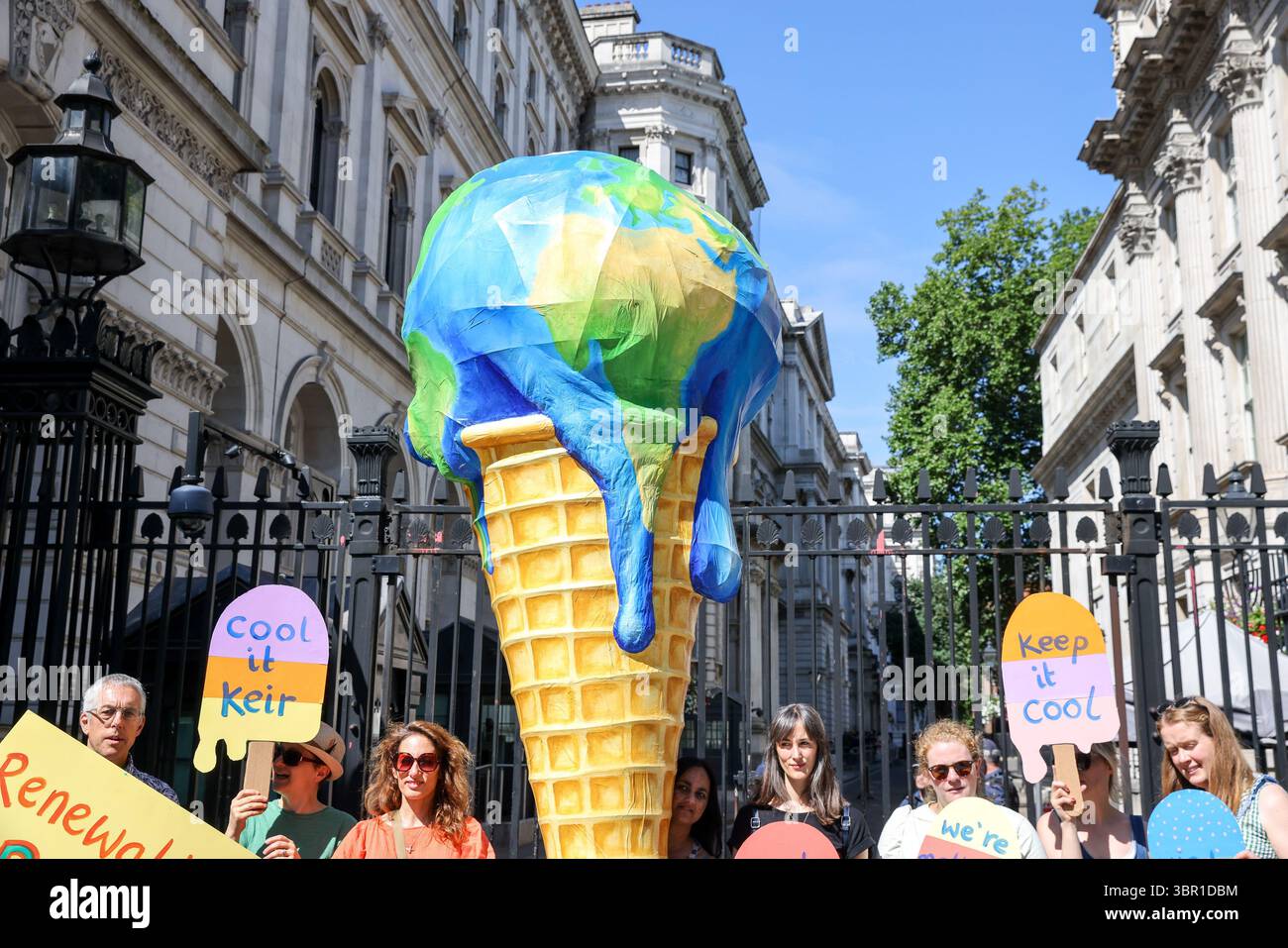 Mitglieder der Mütter protestieren vor der Downing Street in London mit einem riesigen, planetenförmigen Eiskegel, der die Regierung auffordert, die Erschließung des Ölfeldes in Rosebank abzulehnen und die Expansion der Öl- und Gasförderung in der Nordsee zu stoppen. Die Demonstration fällt mit der Veröffentlichung eines Berichts zusammen, der den vom Menschen verursachten Klimawandel mit verstärkten Hitzewellen in ganz Europa in Verbindung bringt, so die Gruppe. Stockfoto