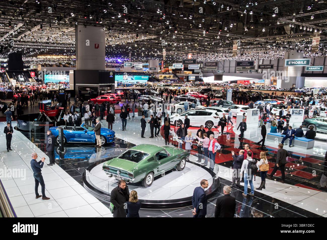 Autos und Besucher während des 88. Internationalen Automobilsalons in Genf im Palexpo Convention Center. Genf, Schweiz - 7. März 2018 Stockfoto