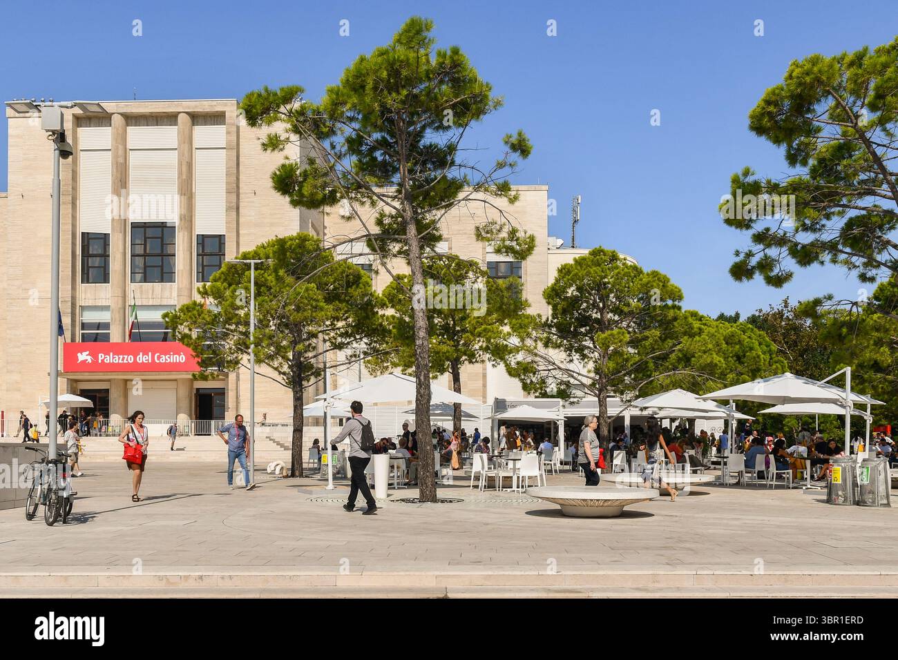 Außenansicht des Palazzo del Casino mit temporärem Café im Freien, auf dem 81. Internationalen Filmfestival von Venedig, Lido von Venedig, Veneto, Italien Stockfoto