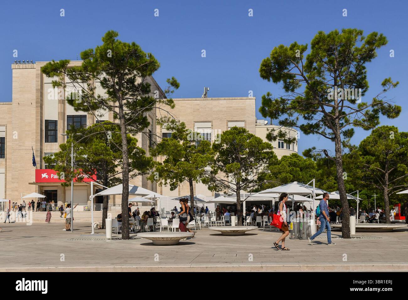 Außenansicht des Palazzo del Casino mit temporärem Café im Freien, auf dem 81. Internationalen Filmfestival von Venedig, Lido von Venedig, Veneto, Italien Stockfoto