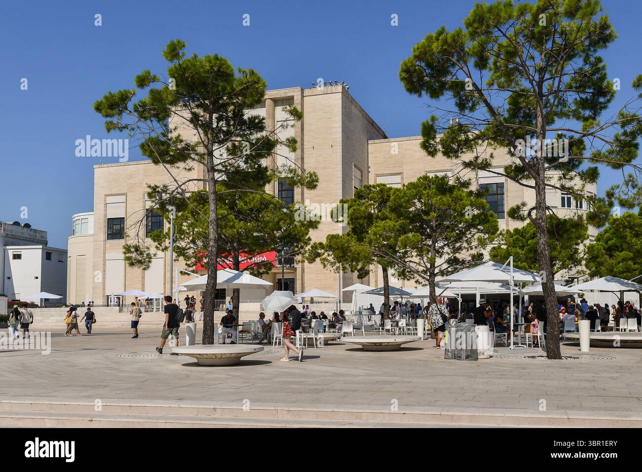 Außenansicht des Palazzo del Casino mit temporärem Café im Freien, auf dem 81. Internationalen Filmfestival von Venedig, Lido von Venedig, Veneto, Italien Stockfoto